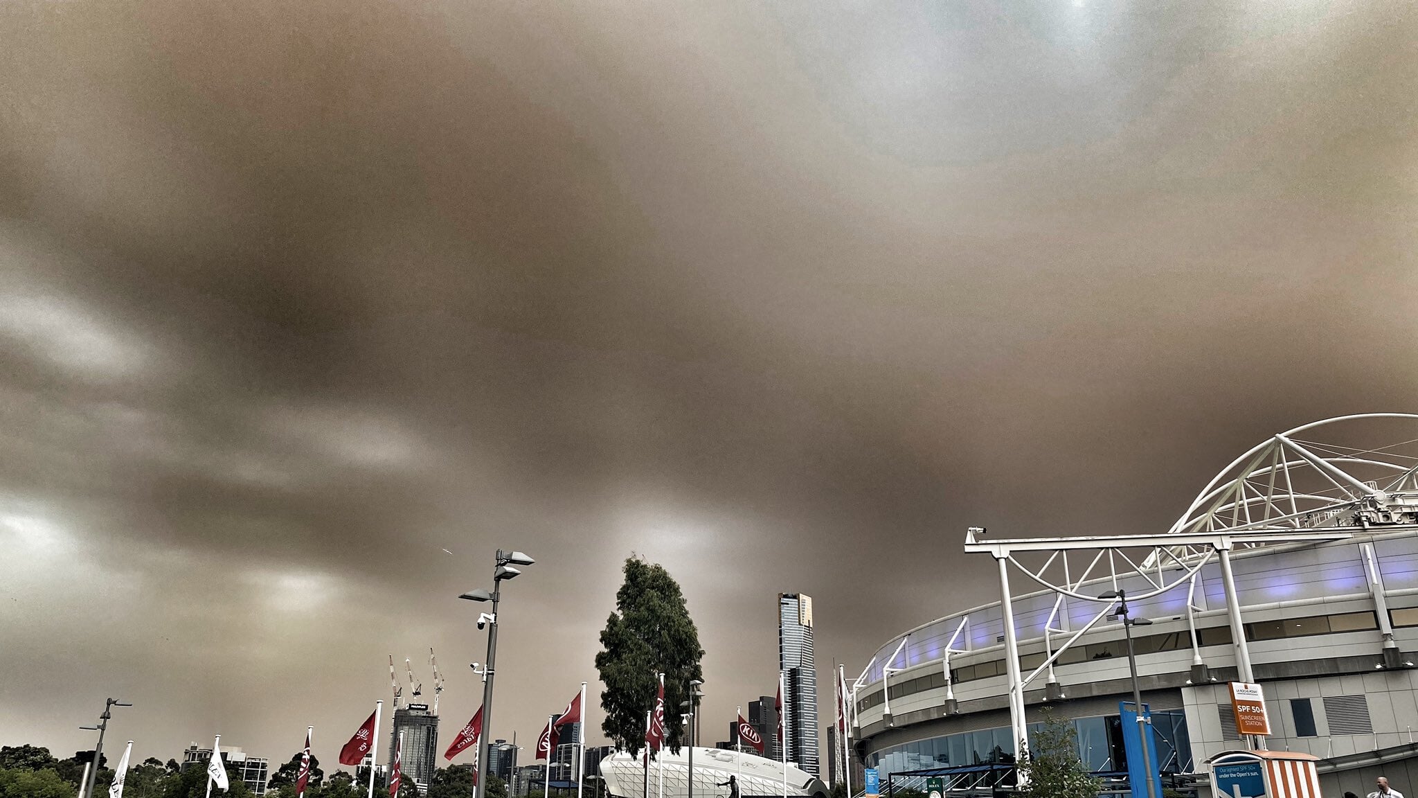 На Australian Open обрушились все стихии: пожары, грязный воздух, 43 мм осадков за день и даже земля