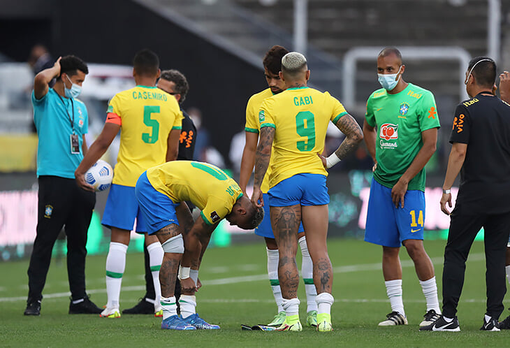 Хаос в Бразилии: полиция остановила матч, чтобы депортировать 4 игроков Аргентины за обман и игнор карантина