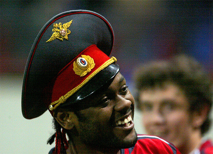 Вагнер Лав в милицейской фуражке, Чиди Одиа отметил гол по-собачьи. Так ЦСКА праздновал разгром «Осера» в 2005-м