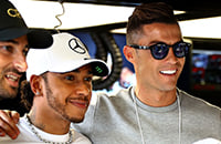 Криштиану Роналду приехал на Гран-при Монако. Хэмилтон посадил его сына в гоночный болид