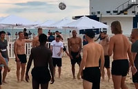 Сборная Дании играет с местными на пляже в Анапе
