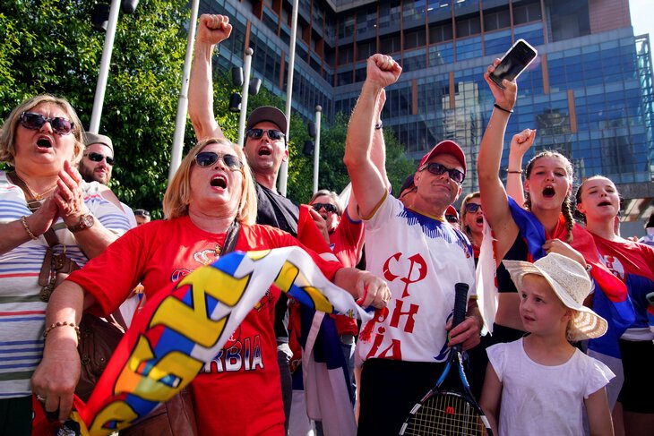 Фанаты Джоковича празднуют победу в суде: устроили сначала народные гуляния, потом беспорядки. Полиция распылила перцовые баллончики