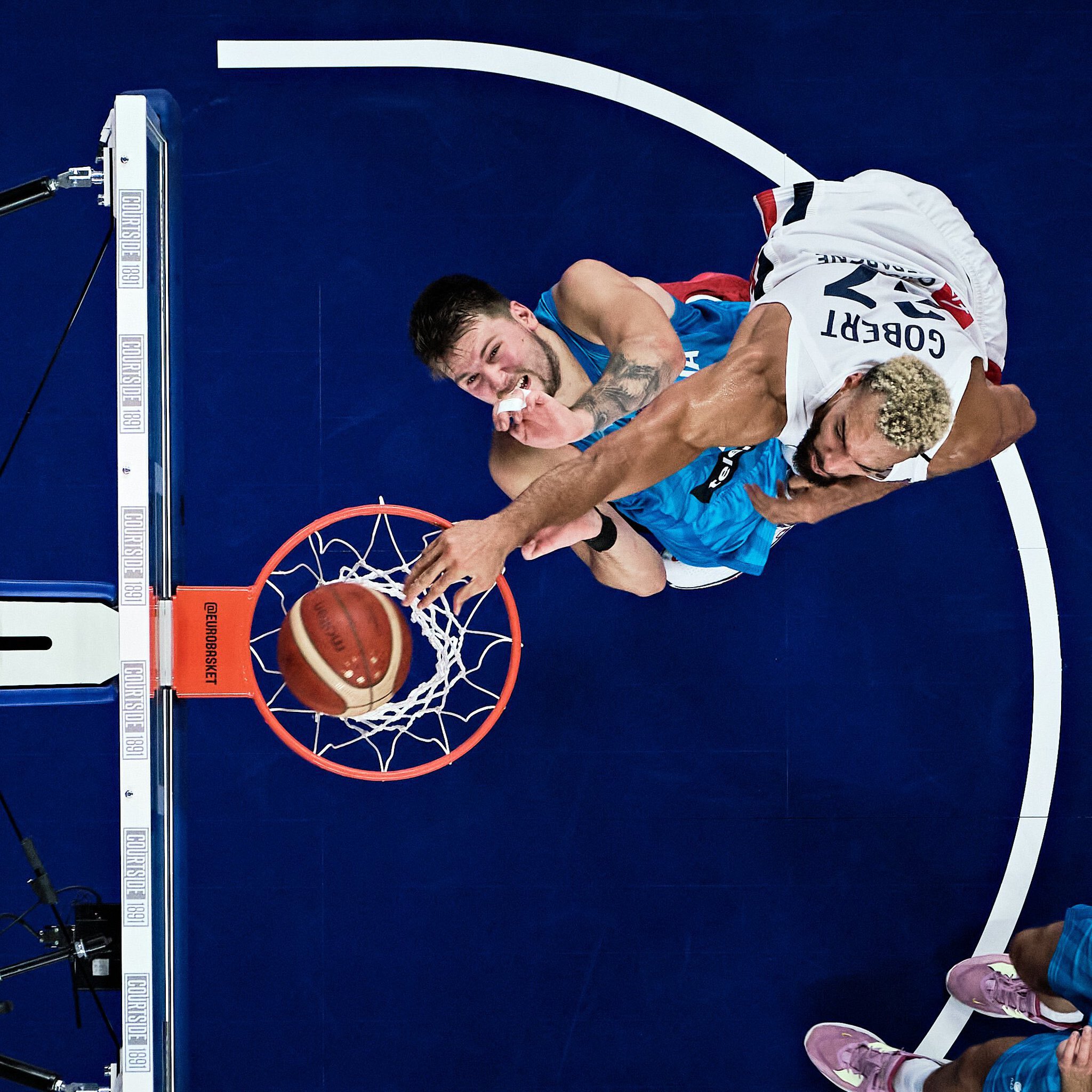 Твиттер-аккаунт NBA France опубликовал фото данка Гобера через Дончича