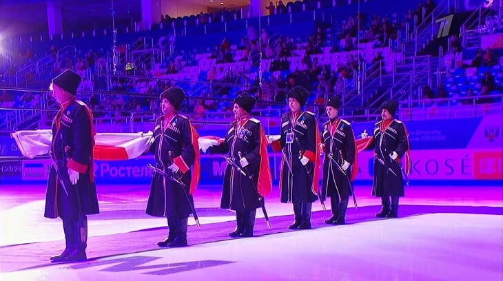 Колоритное награждение фигуристов в Сочи: на льду казаки в папахах и с кинжалами, Туктамышева «стукается» бедрами по воздуху