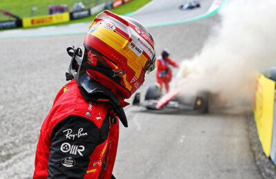 15 ярчайших кадров года в «Формуле-1»: смех и грусть Ферстаппена, пожар в «Феррари», боль Хэмилтона, пугающие аварии