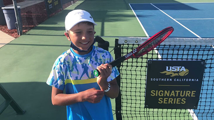 Уникальный трюк 10-летнего теннисиста взорвал соцсети. Он амбидекстр – бьет форхенд и справа, и слева