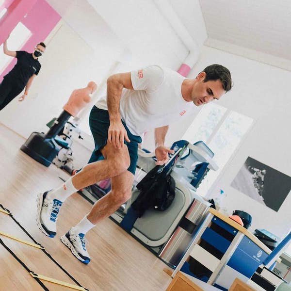Федерер казался биороботом и долго побеждал возраст с травмами. Хотя методы у него самые простые: массаж, растяжка, сон