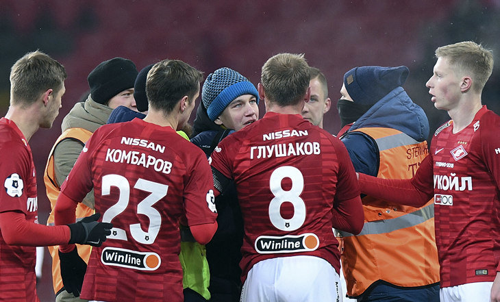 фанаты спартака выбежали на поле. Смотреть фото фанаты спартака выбежали на поле. Смотреть картинку фанаты спартака выбежали на поле. Картинка про фанаты спартака выбежали на поле. Фото фанаты спартака выбежали на поле