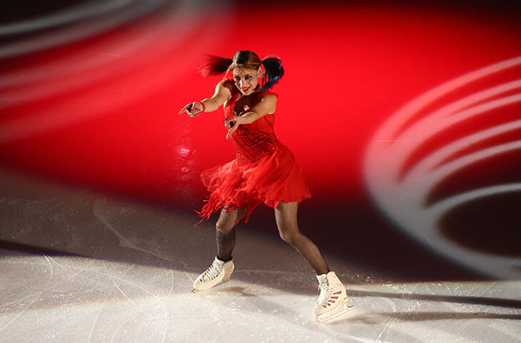 Косторная хулиганит: ее свежий концерт – в образе бунтарки Харли Квинн, с шикарным красным платьем