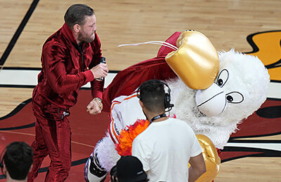 Конор на финале НБА нокаутировал маскота «Майами» – тот обратился в больницу. Фанаты освистали
