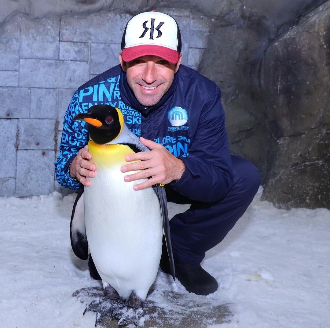 Дель Пьеро сделал фото с королевским пингвином в Дубае. Ему написали в соцсетях, что этих птиц нельзя трогать