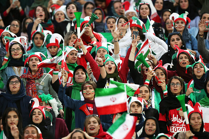 «Мое исключение из сборной не стоит и волоса иранской женщины». Азмун поддержал протесты после смерти 22-летней студентки