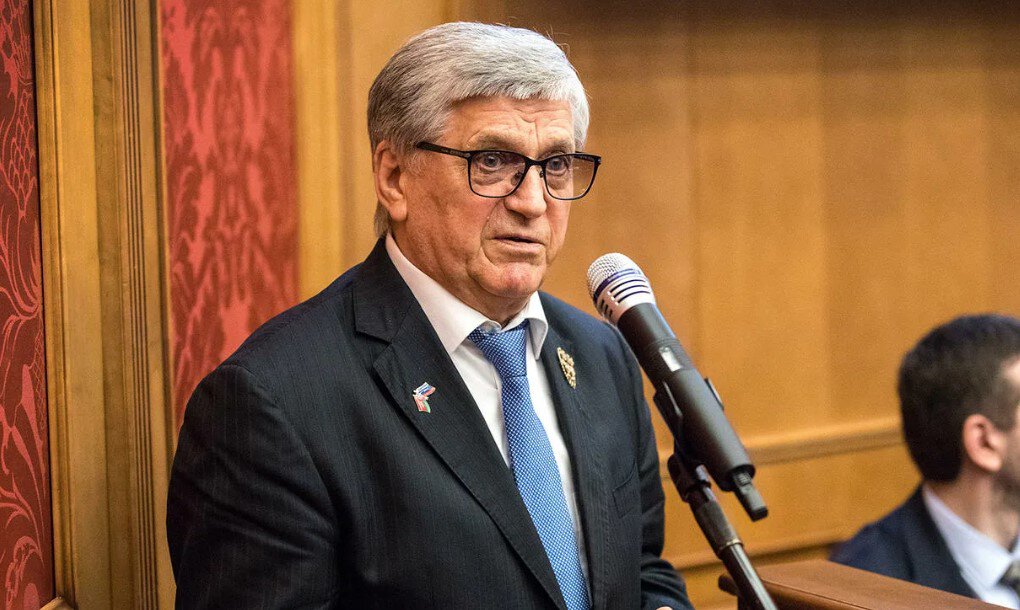 Александр Тихонов о словах тренера сборной Украины об отстранении России: Петракову нужно думать о том, как к осени накормить команду. Его страна на