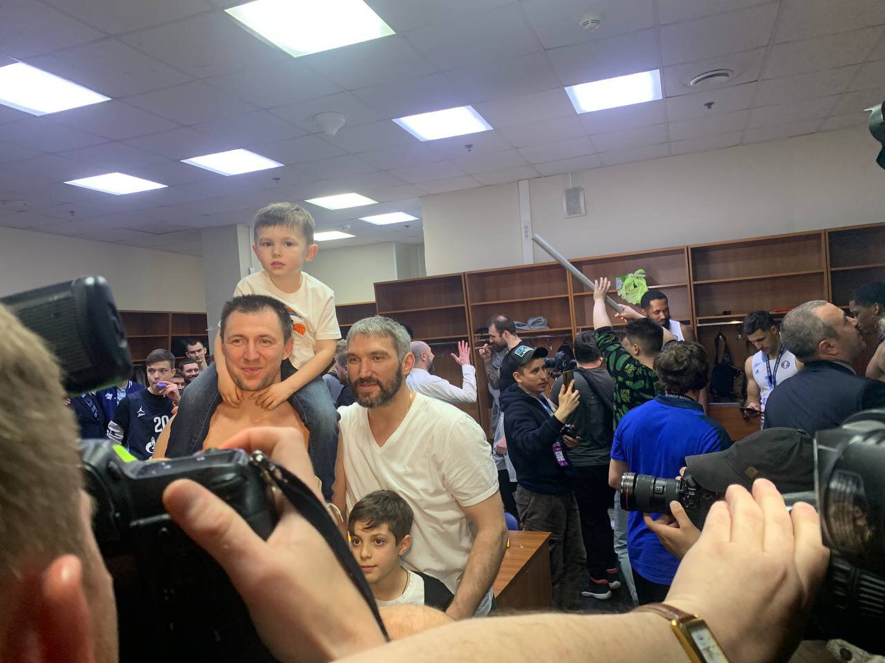 Александр Овечкин посетил раздевалку Зенита после победы над ЦСКА в финале Лиги ВТБ