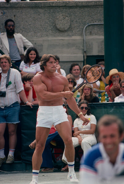В 1977-м полуголый Шварценеггер играл в теннис на кортах US Open. Так он влился в клан Кеннеди и стал суперзвездой
