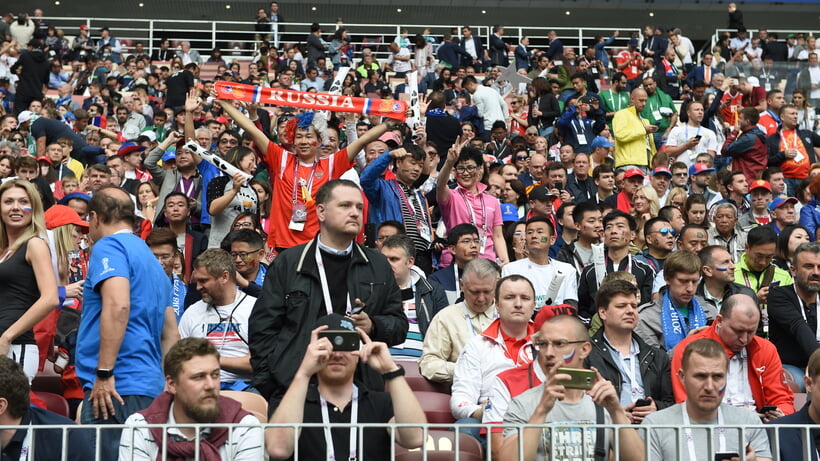 сектор для болельщиков вернисаж. сколько зрителей на матче. стадион с людьми. сколько зрителей на матче. сколько зрителей на матче.