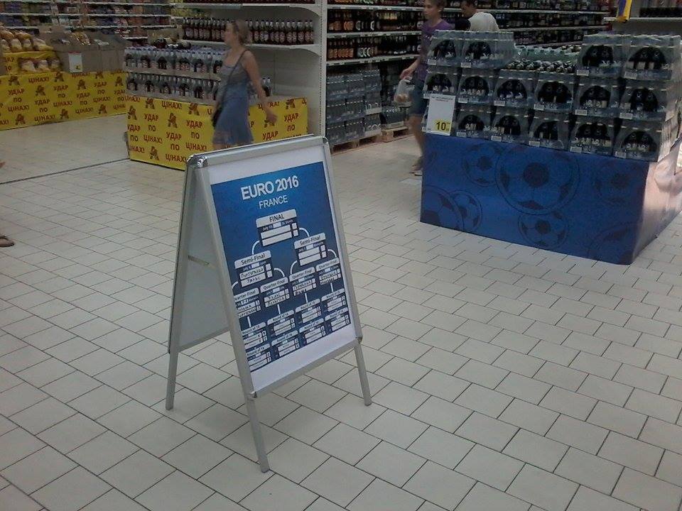 годный магазин. продуктовый магазин снаружи. новогодний декор торговых центров. годный магазин. торговый центр метрополис.