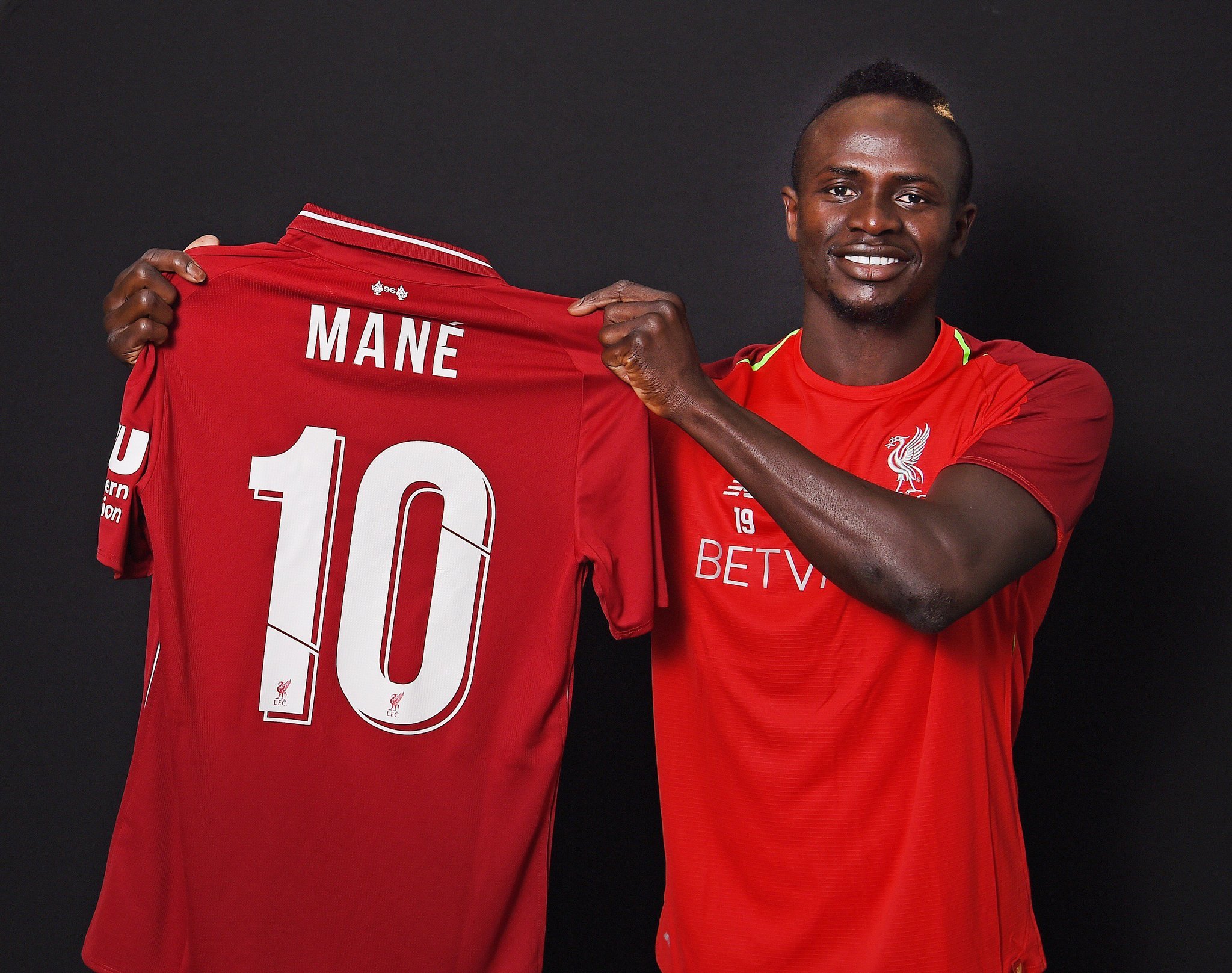 Число ман. Садио Мане. Садио Мане Ливерпуль. Мане футболист 10 номер. Sadio Mane Liverpool 10 Shirt.