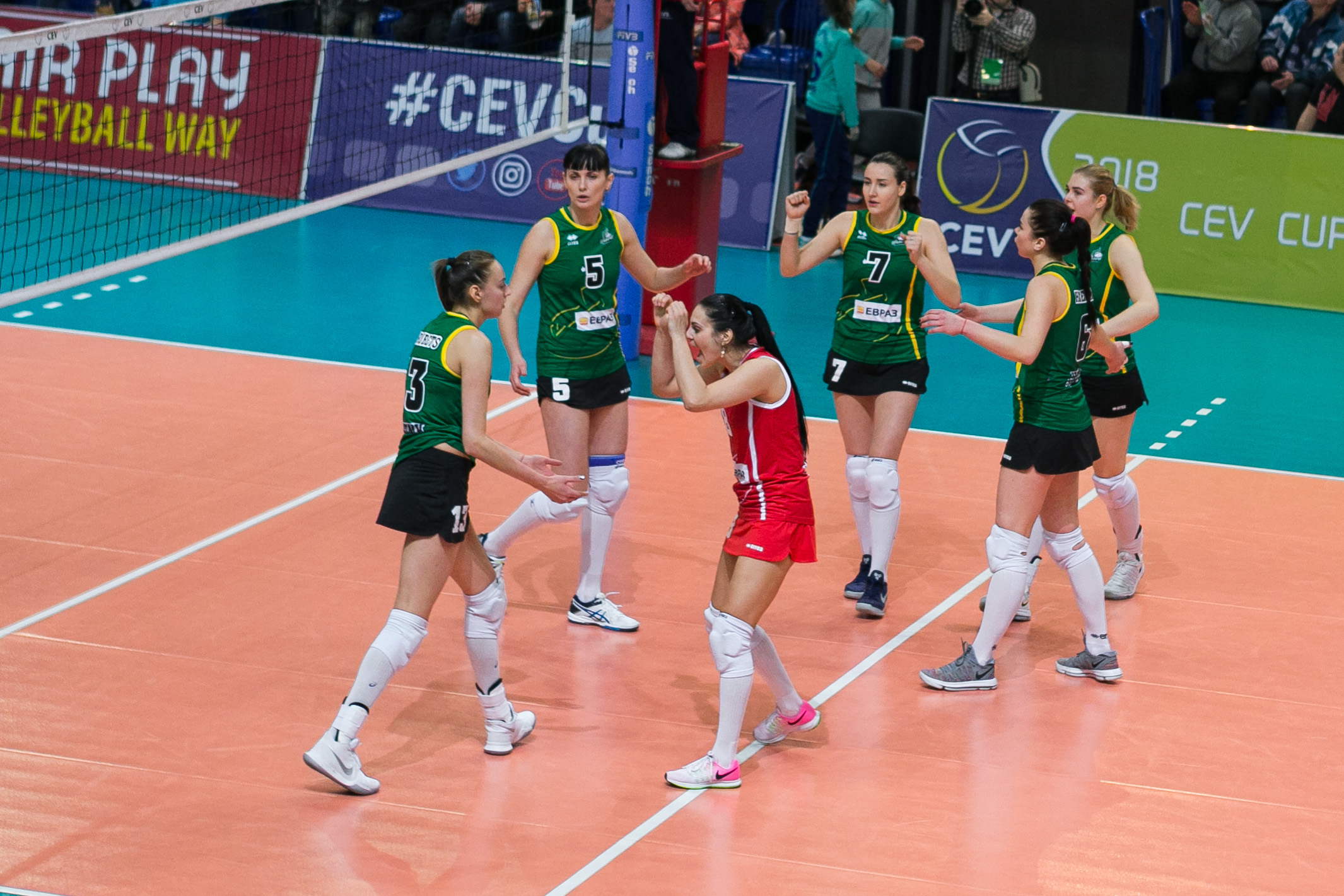 Ютуб уралочка. Волейбольная команда уралочка екатеринбург. Команда уралочка нтмк карполь. Стенка уралочка. Уралочка чемпион россии.