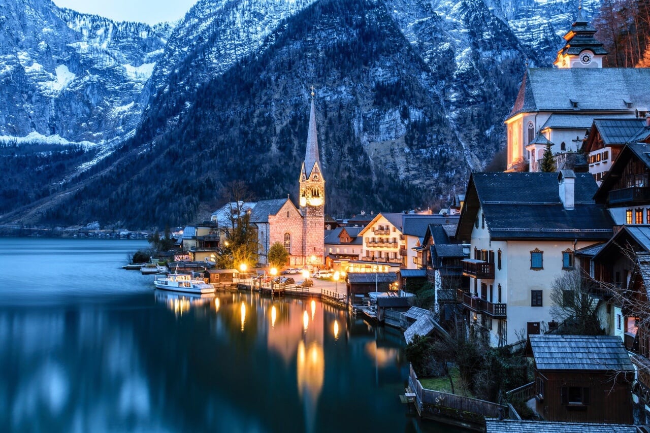 Гальштат австрия. Католическая Церковь, Гальштат, Австрия. Гальштат Австрия фото. Гальштат Австрия зимой. Хальштатт Австрия в холодных тонах.