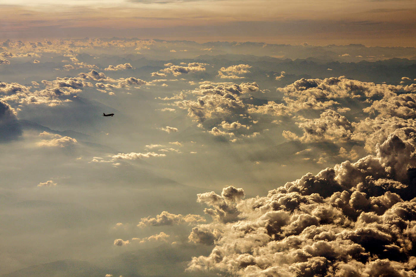 Cloud flight. Полет в облаках. Над облаками. Полет над облаками. Небо в полете.