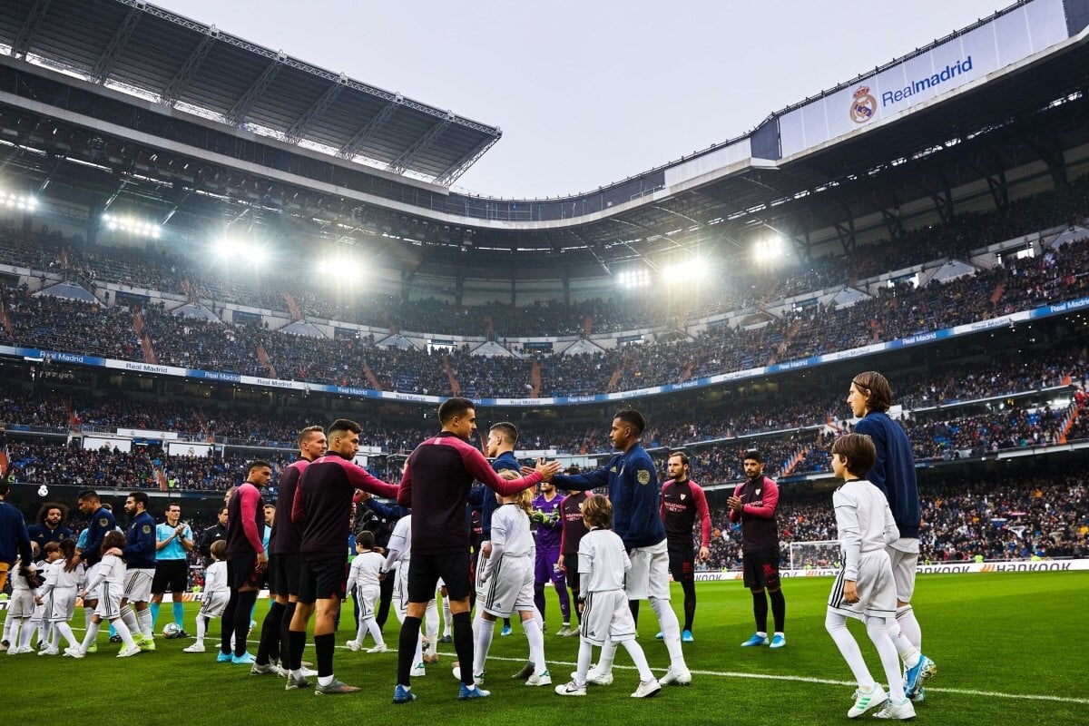 Мадрид партизан. Реал Мадрид 2015. Чемпионский коридор Реала для Барселоны. Чемпионский коридор Барселоны для Реала Мадрид. Реал Мадрид 2016.