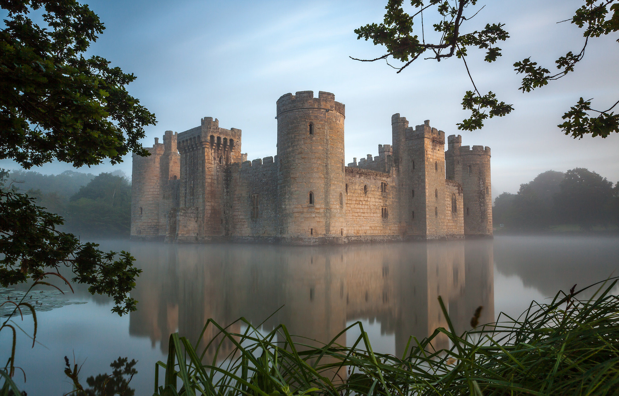 Castles untrust us. Замок Бодиам Англия. Замок Бодиам, Англия в Восточном Суссексе. Бодиам Восточный Суссекс. Замок Бодиам в Суссексе.