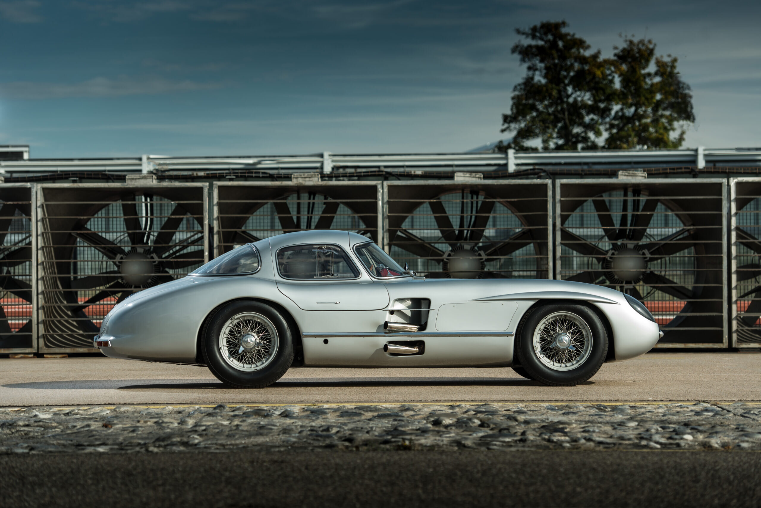 Самый дорогой в мире 2024. Mercedes-Benz 300 SLR Uhlenhaut Coupe. Mercedes-Benz 300 SLR 300. Mercedes-Benz 300 SLR Uhlenhaut 1955. Mercedes 300 SLR.