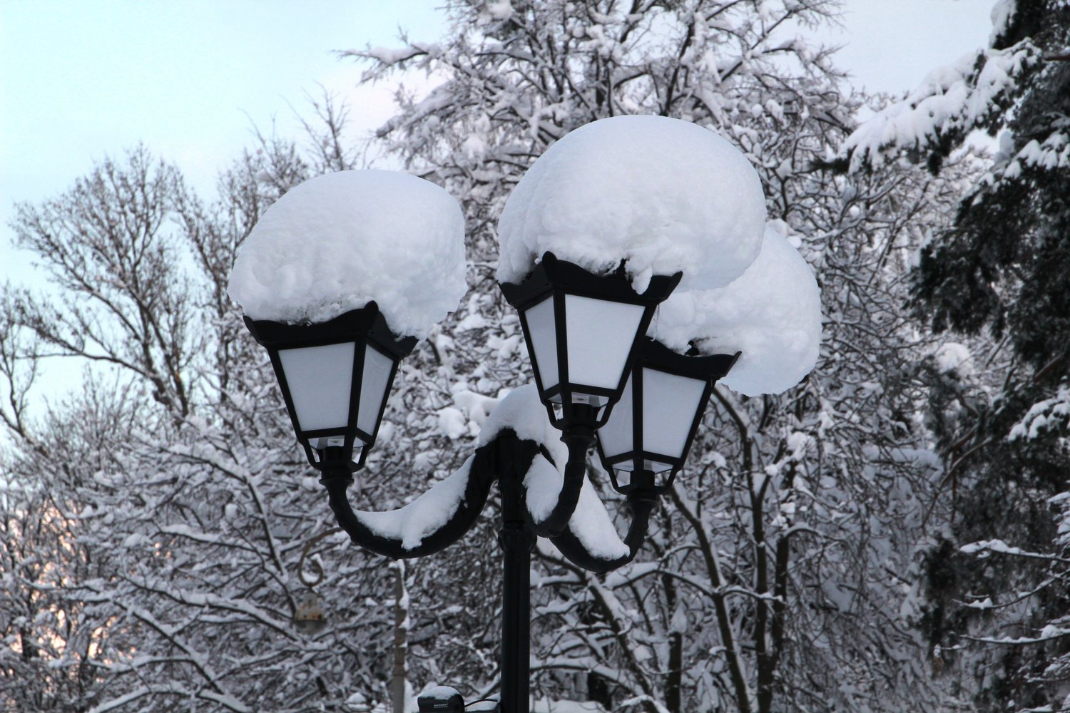 Уличный фонарь зимой