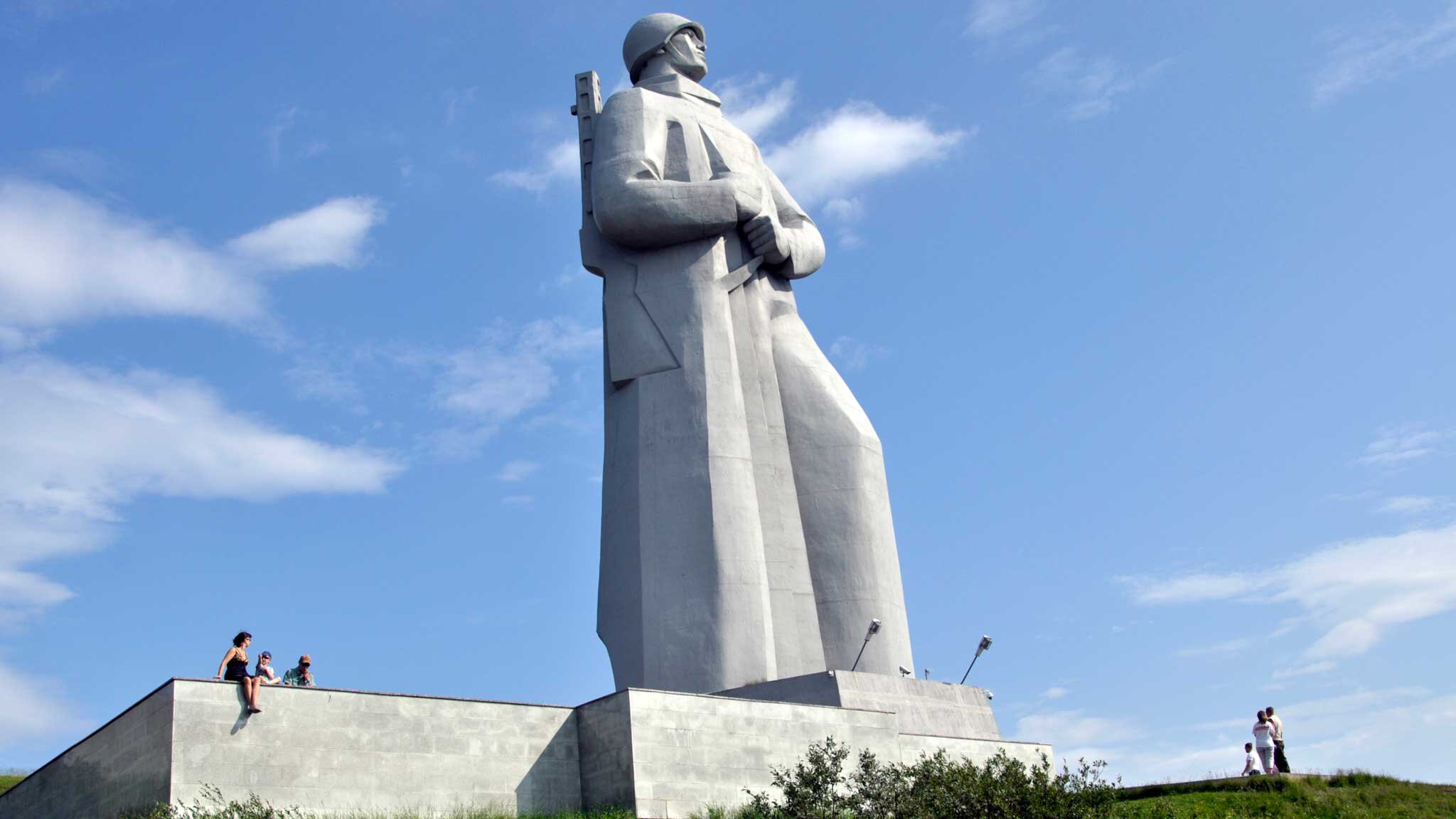 Город герой алеша. Город герой Мурманск Обелиск. Город герой Мурманск памятники ВОВ. Мурманск город герой Мурманск Алеша памятник. Памятник защитникам Заполярья Мурманск.