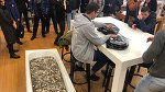 Житель Москвы расплатился за новый iPhone принесенной в ванне мелочью