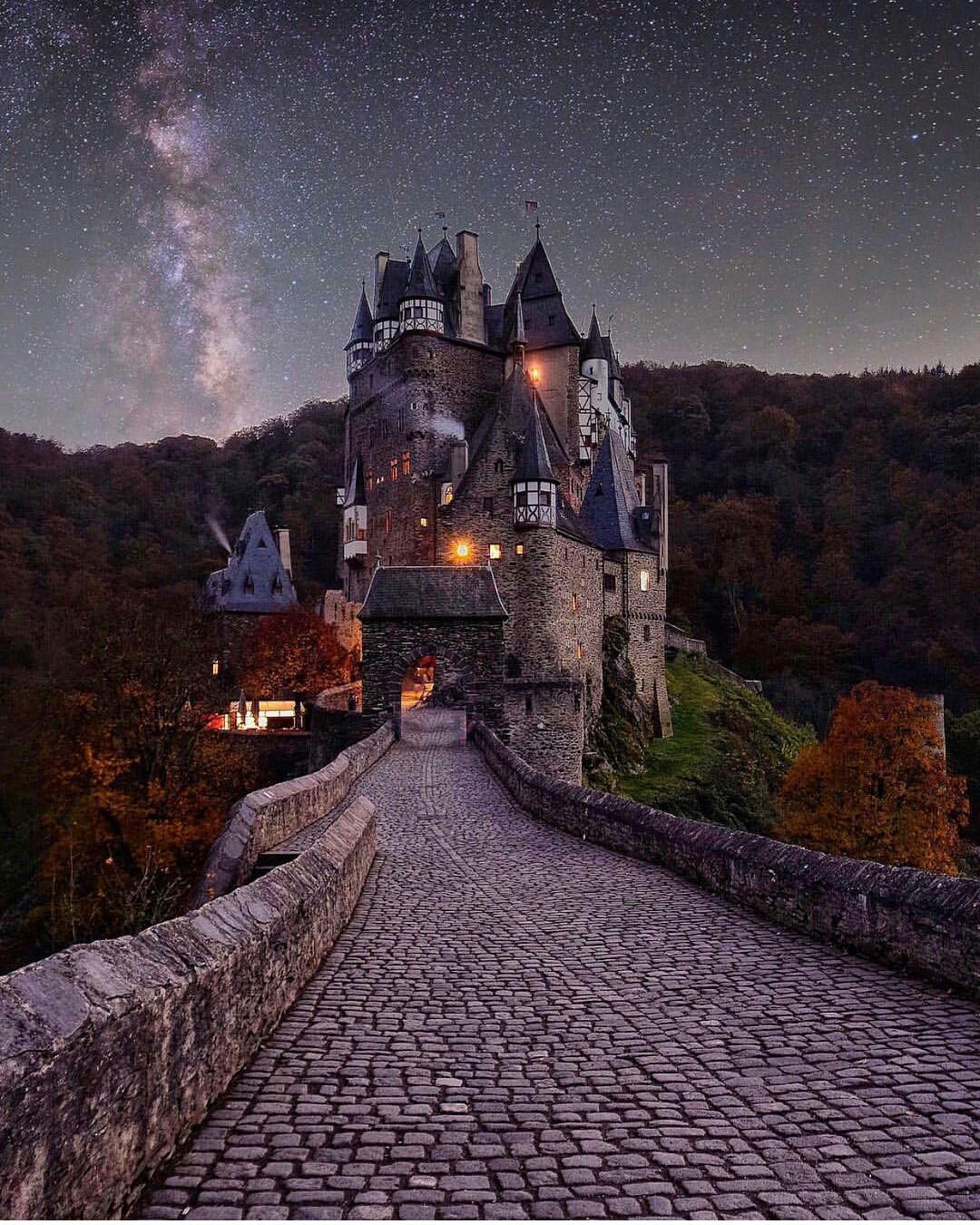 Картинка замка. Замок Burg Eltz. Бург Эльц Германия. Burg Eltz Германия Хогвартс. Замок Эльц, Германия средневековые замки.