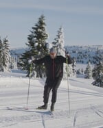 Red Bull Norge on Instagram: “@asvindal skal trenes av @jantelov1 inn mot Red Bull Janteloppet 💪
📺: Se Petter trener Aksel nå - Link i bio”