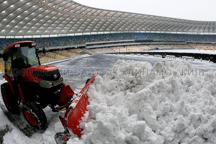 Як "Олімпійський" розчищають від кучугур снігу - фото 3