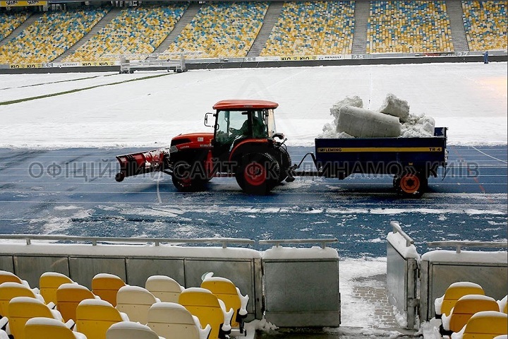 Як "Олімпійський" розчищають від кучугур снігу - фото 5