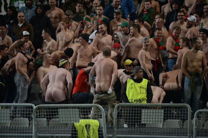 Як російські фанати прославляли "руський мір" голими дупами під час Ліги Європи - фото 1