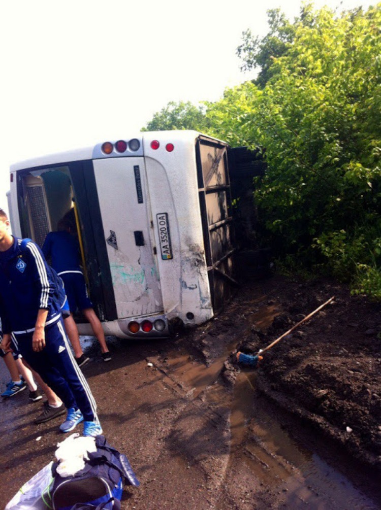 Автобус з київським "Динамо" потрапив у ДТП - фото 1